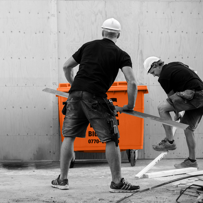 Arbetare lastar i kärl