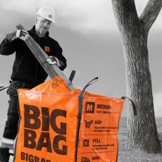 Medarbetare lastar BIG BAG-säck