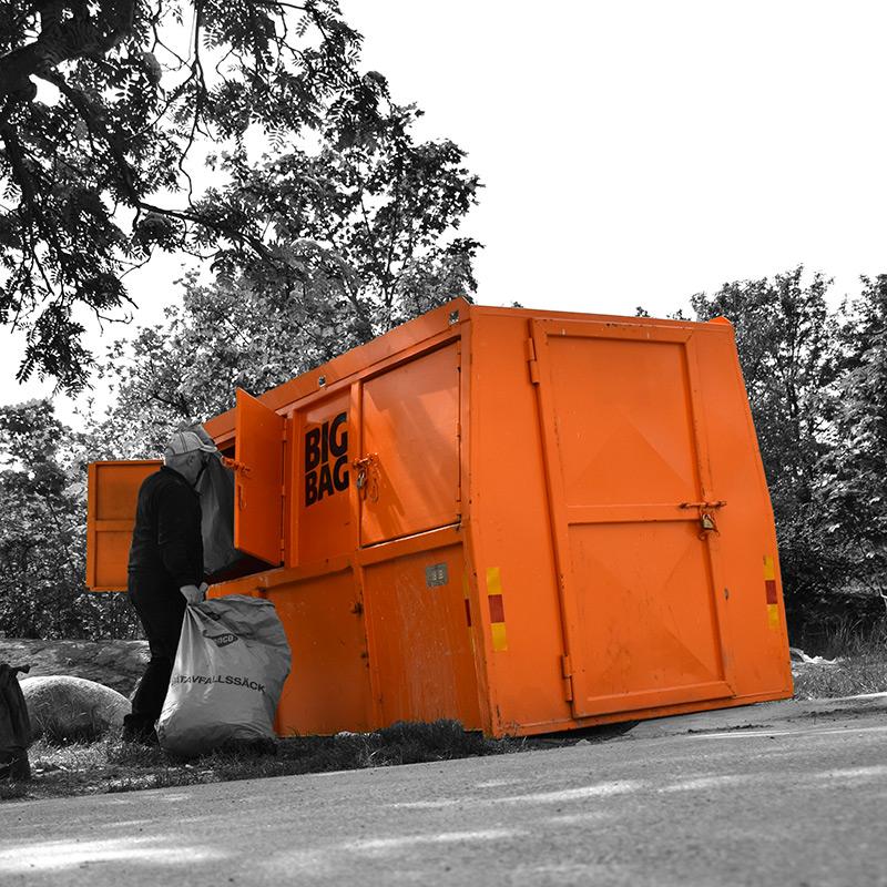 Man kastar i BIG BAG-container