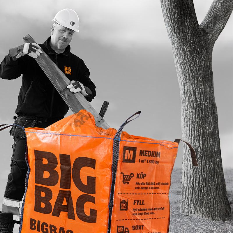 Medarbetare lastar BIG BAG-säck