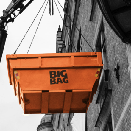 bild på big bag container som hissas upp i luften 