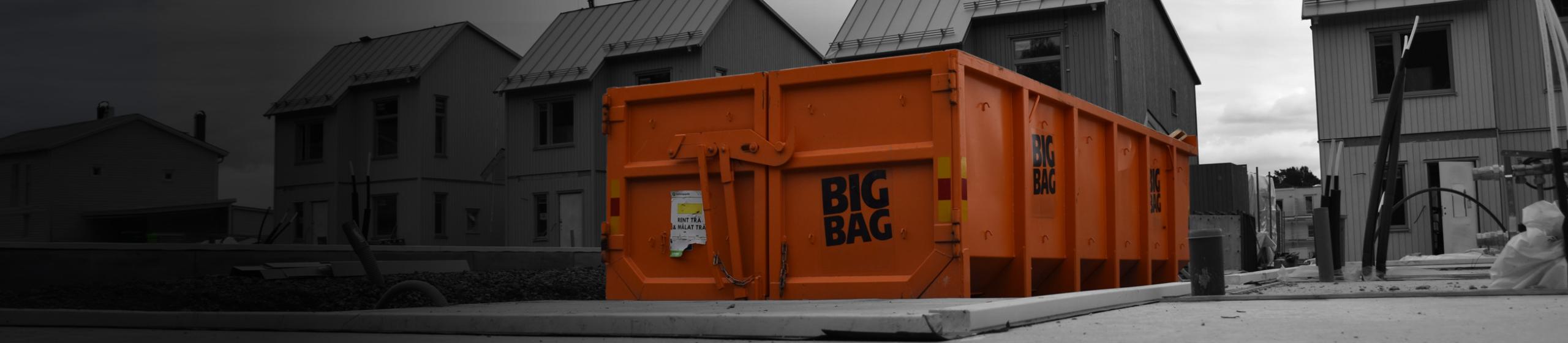 BIG BAG-container framför radhus
