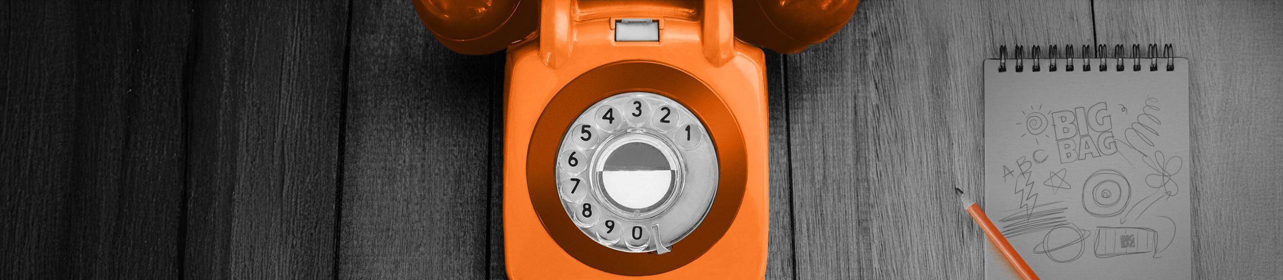 Telefon och kladdblock